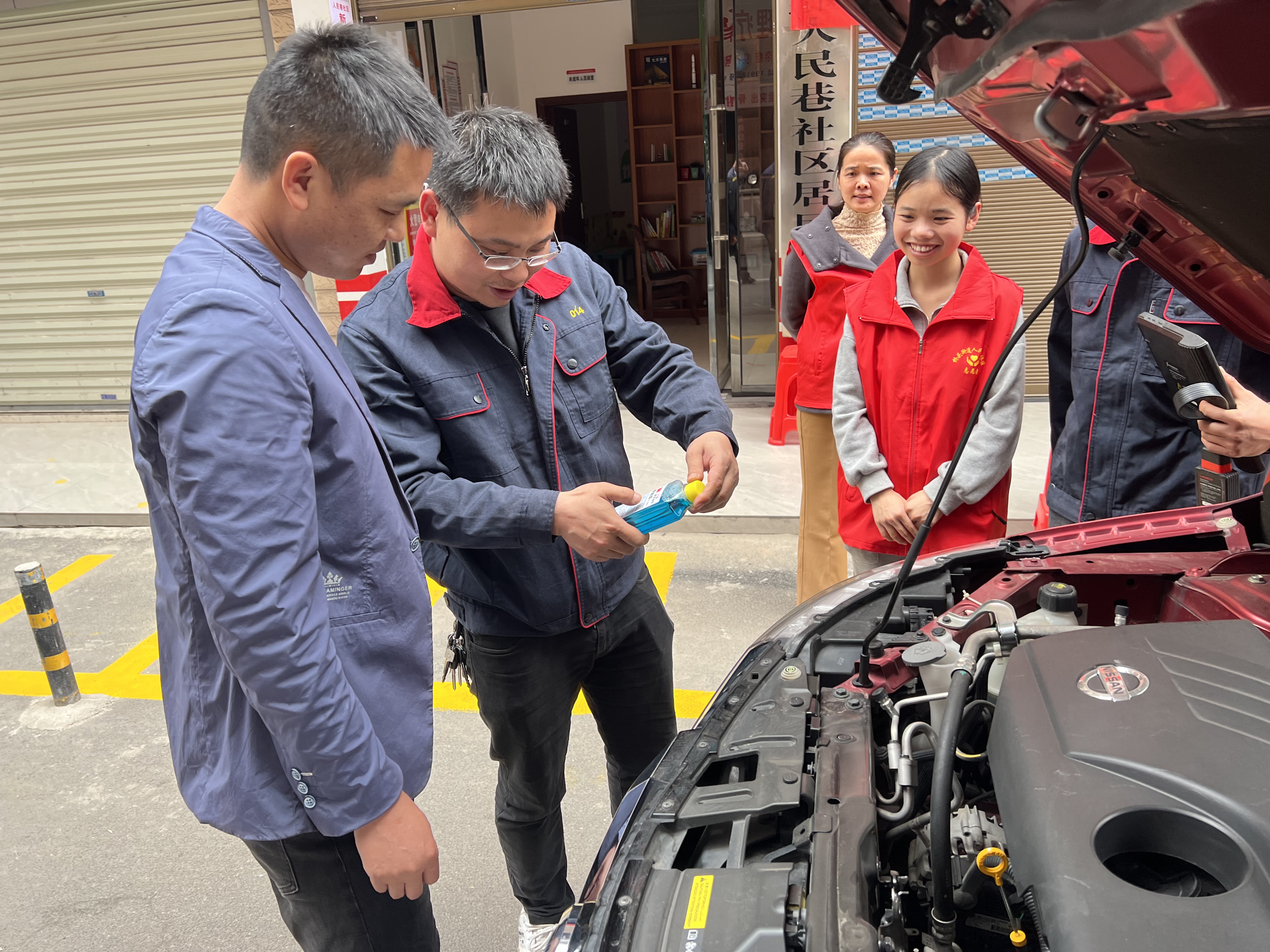 【学雷锋 树新风】汽车与智能制造邵阳职业技术学院组织汽车安全科普进社区_邵阳头条网