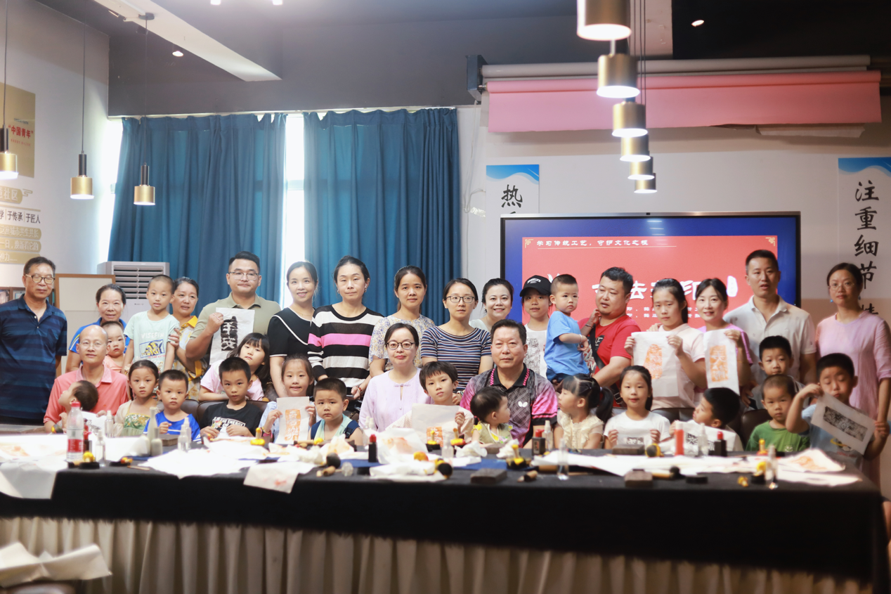 老少同乐追寻非遗足迹 银发生辉赓续文化薪火——学校开展“发挥五老精神 传承非遗文化”暑期亲子实践教育活动_邵阳头条网