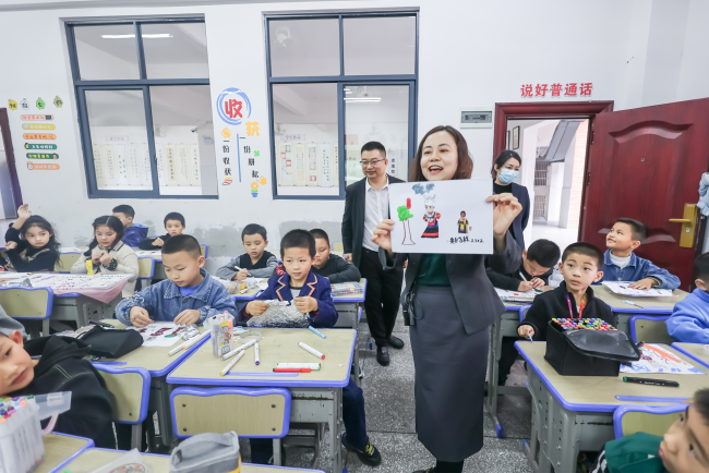 巧手绘苗服 民族一家亲 邵阳职院开展职业教育启蒙活动_邵阳头条网